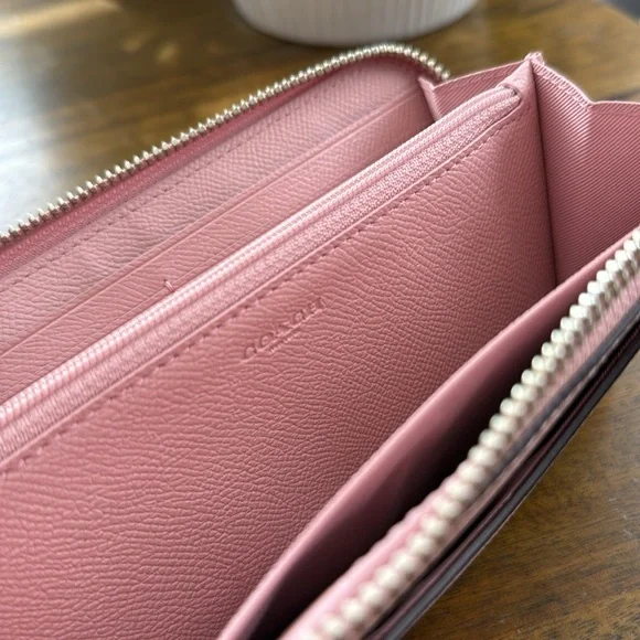 COACH Zip Wallet in Blush
Excellent New Condition - Picture 3 of 5